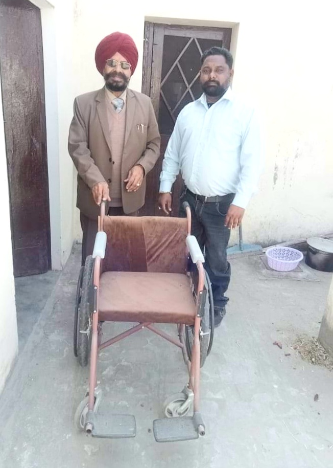 ਰੋਟਰੀ ਕਲੱਬ ਹੁਸ਼ਿਆਰਪੁਰ ਵਲੋਂ ਅੰਗਹੀਣ ਵਿਅਕਤੀ ਨੂੰ ਵੀਲ੍ਹ ਚੇਅਰ ਲੈ ਕੇ ਦਿੱਤੀ